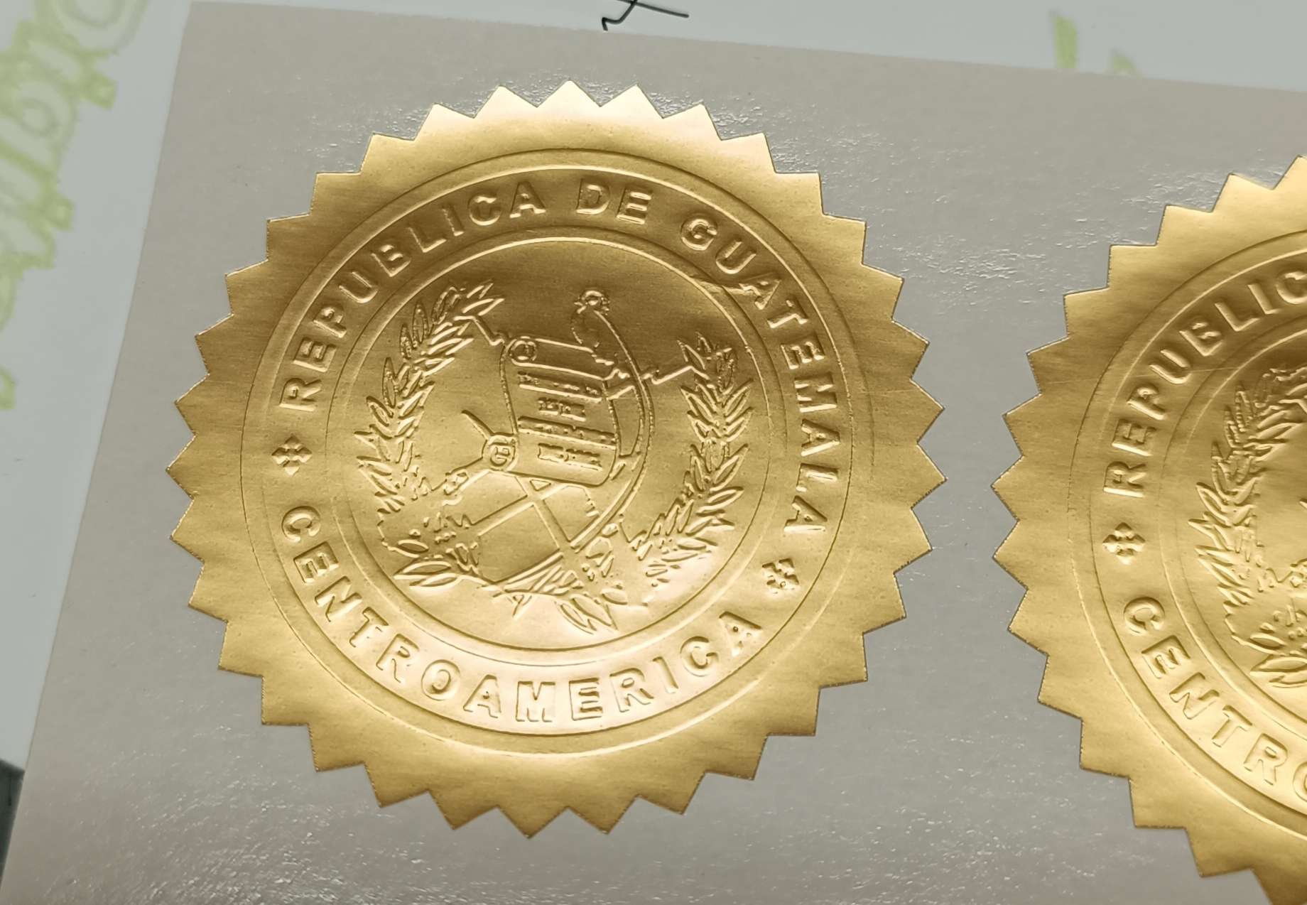 Sellos dorados y plateados, escudo nacional y lisos